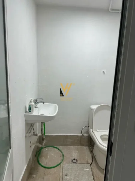 Tirane, jepet me qera ambjent biznesi Kati -1, 16 m² 300 € (STADIUMI DINAMO)