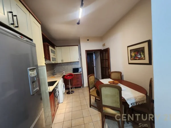 Tirane, jepet me qera apartament 1+1+Ballkon Kati 4, 55 m² 450 € 