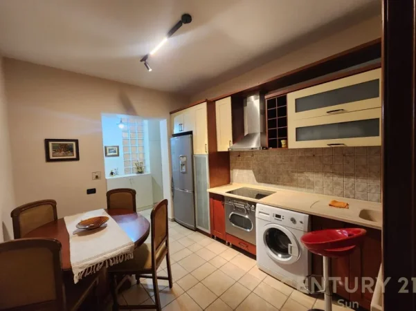 Tirane, jepet me qera apartament 1+1+Ballkon Kati 4, 55 m² 450 € 