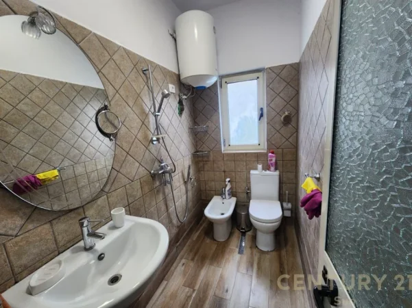 Tirane, jepet me qera apartament 1+1+Ballkon Kati 4, 55 m² 450 € 