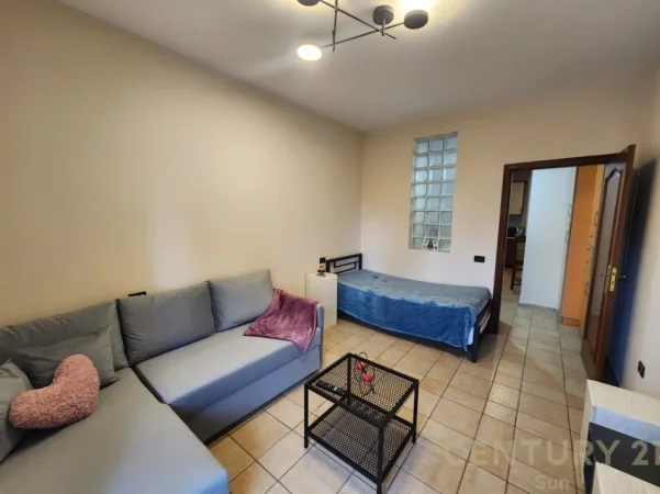 Tirane, jepet me qera apartament 1+1+Ballkon Kati 4, 55 m² 450 € 