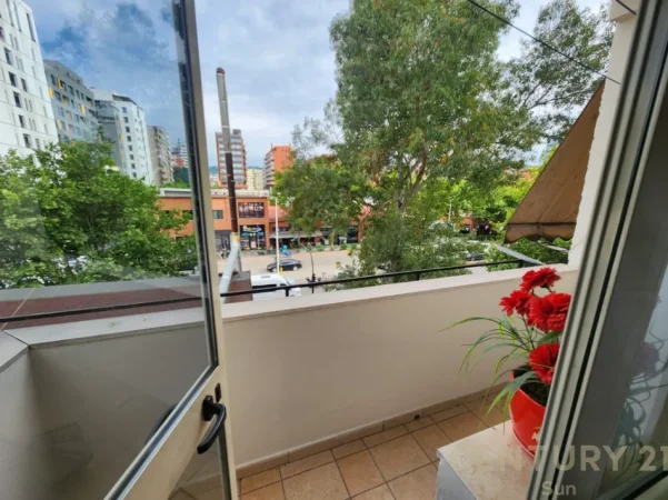 Tirane, jepet me qera apartament 1+1+Ballkon Kati 4, 55 m² 450 € 