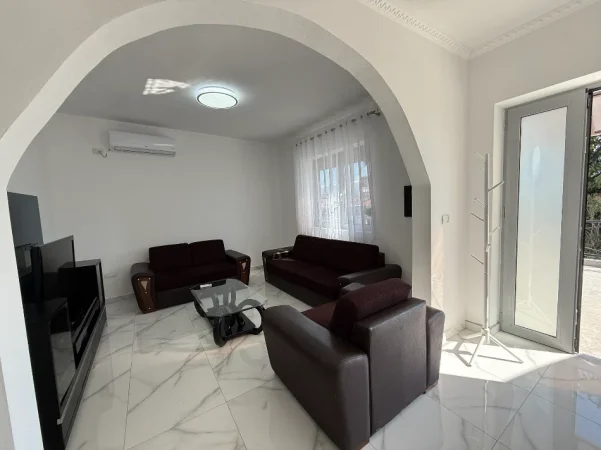Elbasan, jepet me qera apartament 2+1+Verande+ParkimKati 2, 450€ (Elbasan, Rrethi Zaranikes)