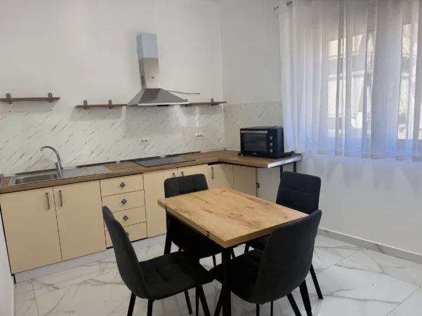 Elbasan, jepet me qera apartament 2+1+Verande+ParkimKati 2, 450€ (Elbasan, Rrethi Zaranikes)