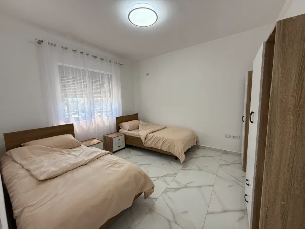 Elbasan, jepet me qera apartament 2+1+Verande+ParkimKati 2, 450€ (Elbasan, Rrethi Zaranikes)