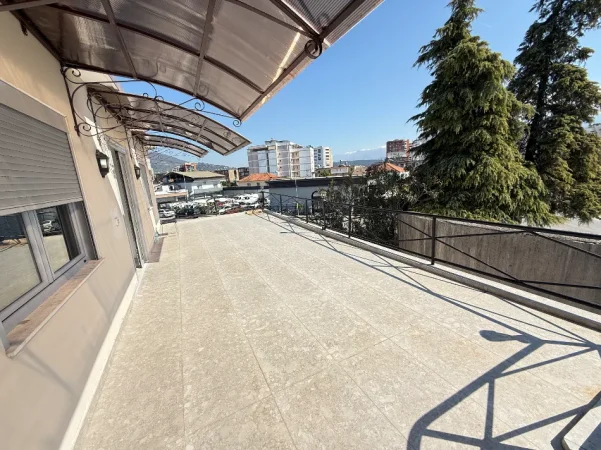 Elbasan, jepet me qera apartament 2+1+Verande+ParkimKati 2, 450€ (Elbasan, Rrethi Zaranikes)