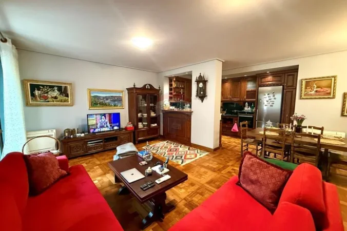 Apartament 2+1 totalisht i mobiluar ne zemer te Bllokut! (550'000 Euro)