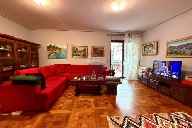 Apartament 2+1 totalisht i mobiluar ne zemer te Bllokut! (550'000 Euro)