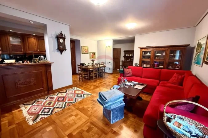 Apartament 2+1 totalisht i mobiluar ne zemer te Bllokut! (550'000 Euro)