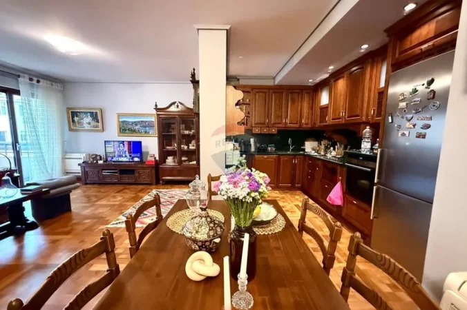 Apartament 2+1 totalisht i mobiluar ne zemer te Bllokut! (550'000 Euro)