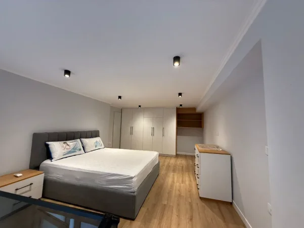 Tirane, jepet me qera apartament duplex Dublex Kati 1, 70 m² 500 € (Golden Park, perballe Spitalit Amerikan 3)