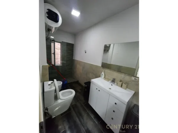Tirane, jepet me qera apartament 1+1+Ballkon Kati 5, 50 m² 550 € 