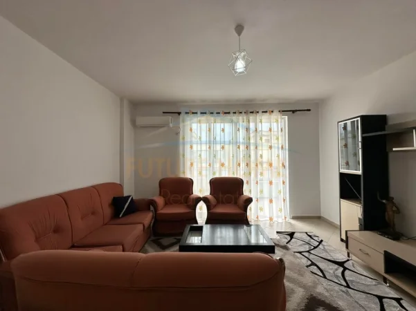 Tirane, jepet me qera apartament 2+1+Ballkon Kati 7, 85 m² 450 € (Unaza e re)