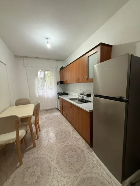 Tirane, jepet me qera apartament 2+1 Kati 1, 80 m² 450 € (Spitali Amerikan 2)