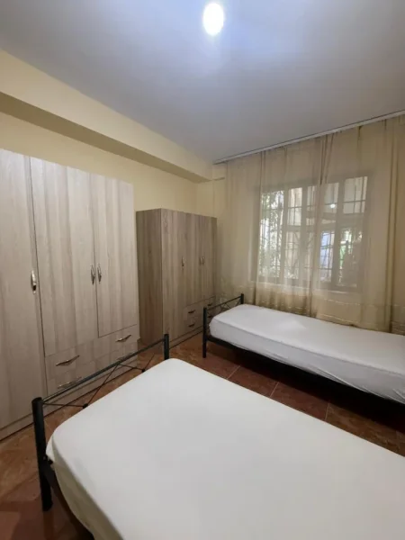 Tirane, jepet me qera apartament 2+1 Kati 1, 80 m² 450 € (Spitali Amerikan 2)