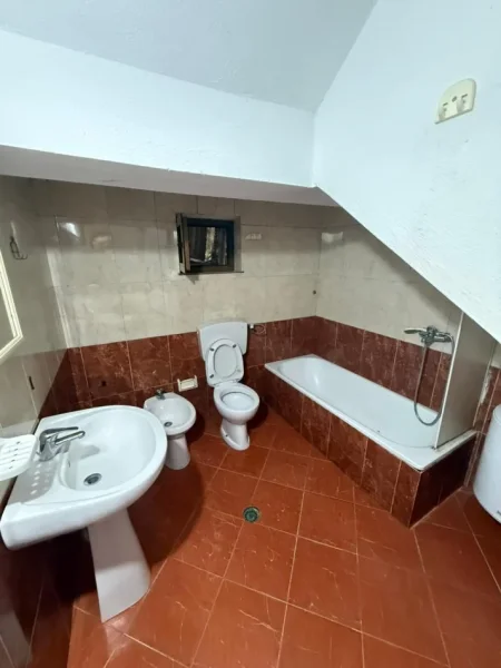 Tirane, jepet me qera apartament 2+1 Kati 1, 80 m² 450 € (Spitali Amerikan 2)