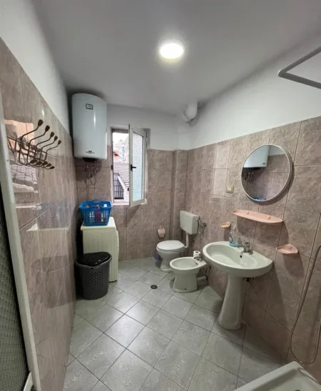 Tirane, jepet me qera apartament 2+1 Kati 4, 68 m² 650 € (Rruga Myslym Shyri)
