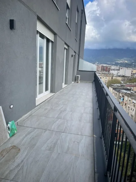 Tirane, jepet me qera apartament 2+1 Kati 7, 117 m² 900 € 