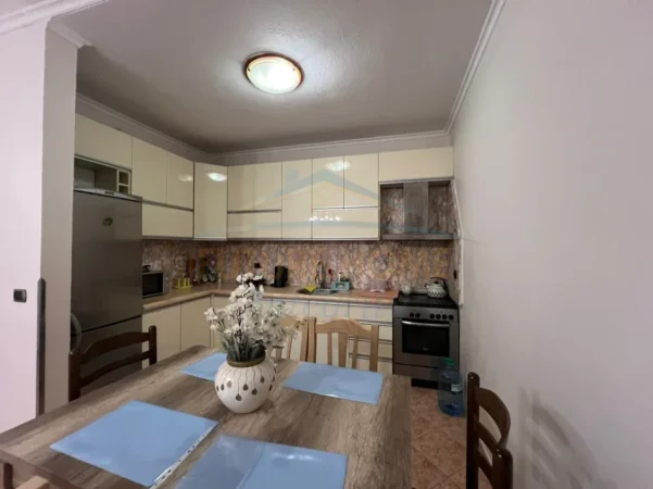 Tirane, jepet me qera apartament 3+1+2,  Kati 2, 117 m² 840 € (Shkolla e Baletit)