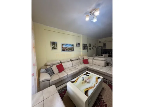 Tirane, jepet me qera apartament 2+1+Ballkon Kati 7, 83 m² 600 € (Rruga Milo Sotir Gura)