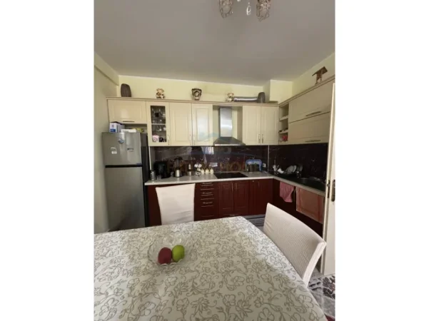 Tirane, jepet me qera apartament 2+1+Ballkon Kati 7, 83 m² 600 € (Rruga Milo Sotir Gura)