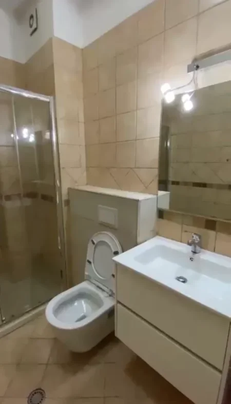 Tirane, jepet me qera apartament 1+1+Ballkon Kati 1, 90 m² 550 € (KOPSHTI BOTANIK)
