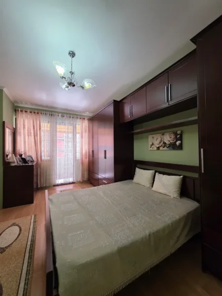 Tirane, jepet me qera apartament 2+1 Kati 3, 124 m² 600 € (Kashar)
