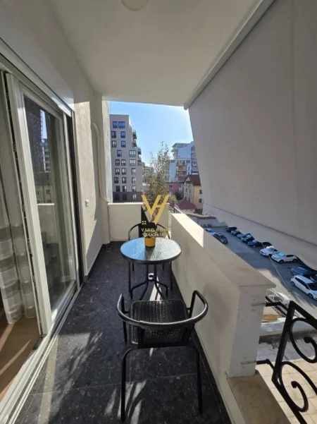 Tirane, jepet me qera apartament 2+1+Ballkon Kati 6, 87 m² 850 € (RRUGA E KAVAJES)