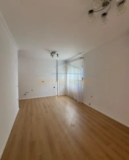 Tirane, shitet apartament 2+1 Kati 2, 86 m² 135.000 € (fresku)