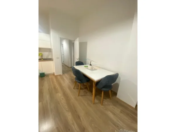 Tirane, jepet me qera apartament 1+1+Ballkon Kati 1, 70 m² 500 € (Liqeni i Thate)