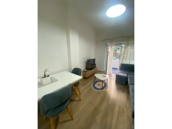 Tirane, jepet me qera apartament 1+1+Ballkon Kati 1, 70 m² 500 € (Liqeni i Thate)