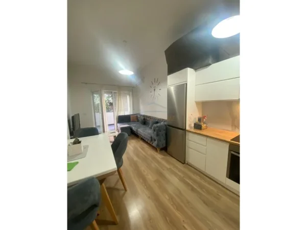 Tirane, jepet me qera apartament 1+1+Ballkon Kati 1, 70 m² 500 € (Liqeni i Thate)