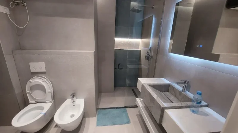 Tirane, jepet me qera apartament 1+1 Kati 3, 70 m² 700 € (KOMUNA E PARISIT)