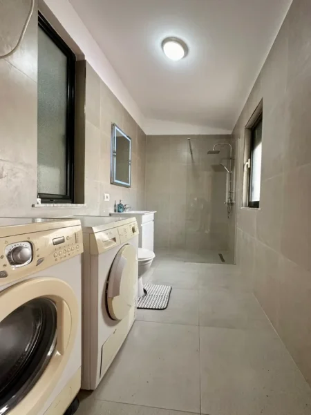 Tirane, jepet me qera apartament 2+1+Ballkon Kati 5, 80 m² 800 €