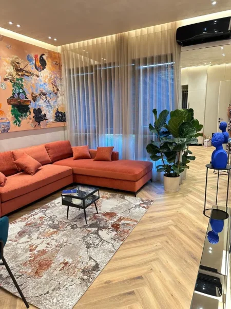 Tirane, jepet me qera apartament 1+1+Aneks+Ballkon , 70 m² 1.000 € (square 21 , ish parku i autobusave , globe)