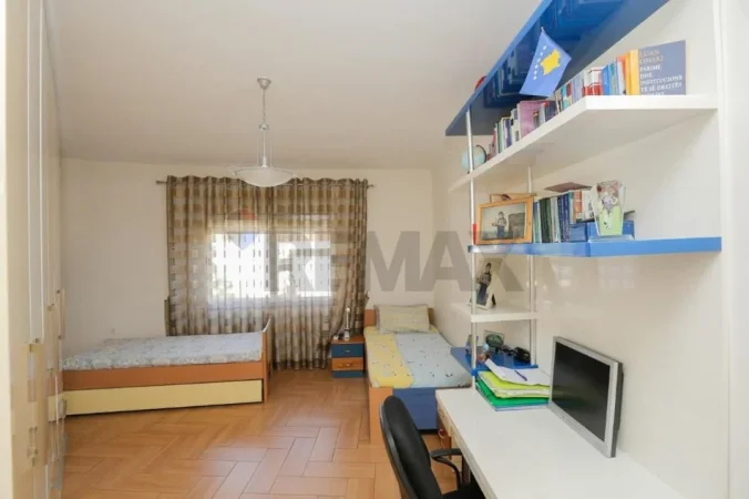Tirane, jepet me qera apartament 3+1+Ballkon Kati 3, 135 m² 800 € (Rruga don bosko)