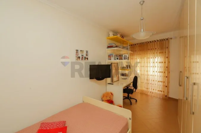 Tirane, jepet me qera apartament 3+1+Ballkon Kati 3, 135 m² 800 € (Rruga don bosko)