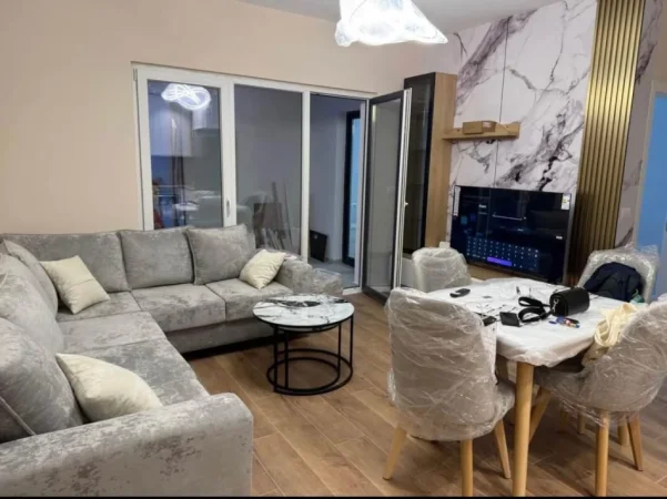 Tirane, jepet me qera apartament 1+1 Kati 3, 65 m² 650 € (Zogu i Zi)