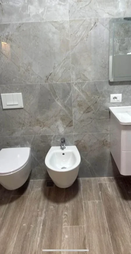 Tirane, jepet me qera apartament 1+1 Kati 3, 65 m² 650 € (Zogu i Zi)