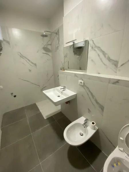 Tirane, jepet me qera ambjent biznesi Kati 1, 93 m² 1.000 € (Rruga e Kosovareve)