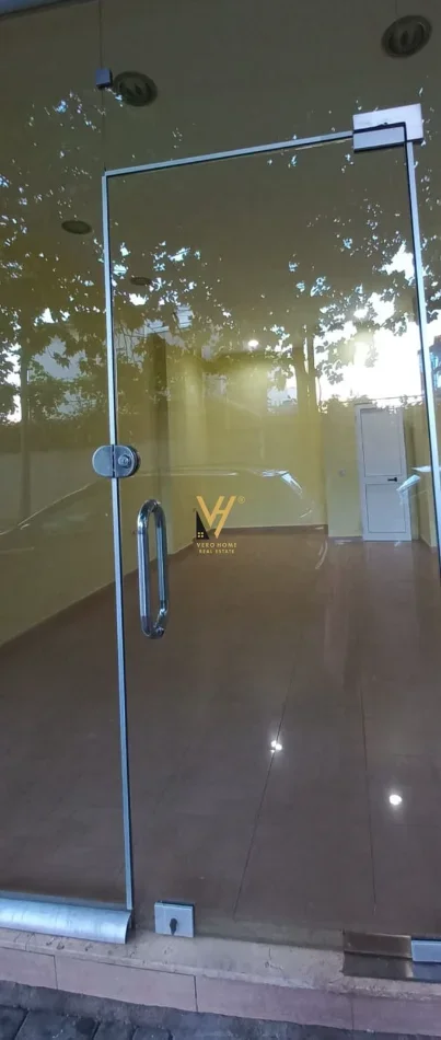 Tirane, jepet me qera dyqan Kati 0, 38 m² 420 € (DON BOSKO)