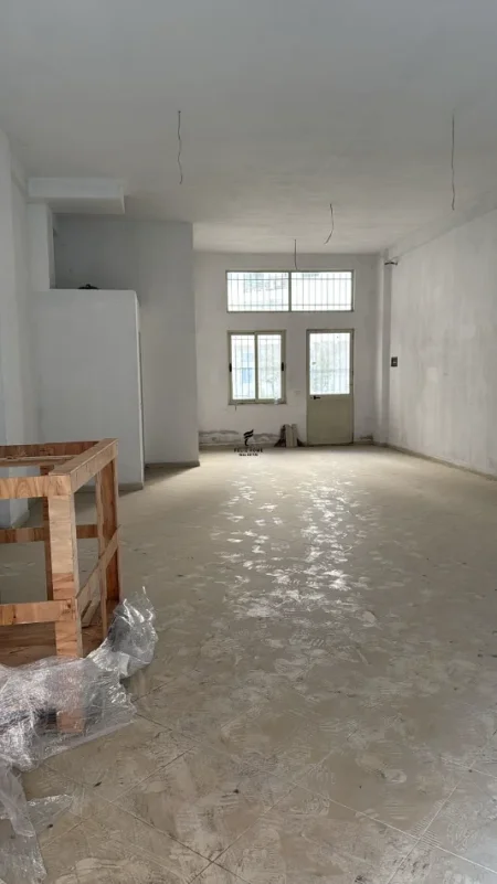 Tirane, jepet me qera dyqan Kati 0, 80 m² 450 € (YZBERISHT)