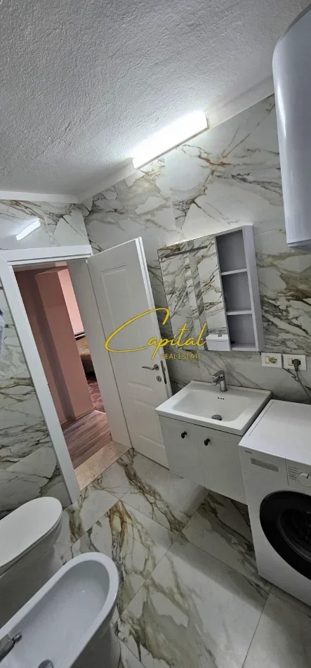 Tirane, jepet me qera apartament 1+1 Kati 4, 60 m² 500 € (ISH TREGU ELKEKTRIK)