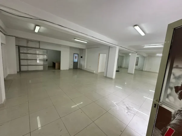 Tirane, jepet me qera ambjent biznesi Kati 0, 480 m² 2.600 € (Don Bosko)