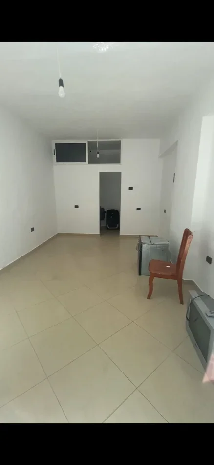 Tirane, jepet me qera ambjent biznesi Kati 0, 30 m² 400 € (Komuna e Parisit ( prane German Computers))