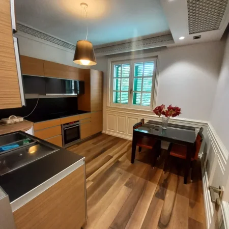 Tirane, jepet me qera apartament 1+1+Ballkon Kati 1, 700 € (Shkolla e Kuqe)