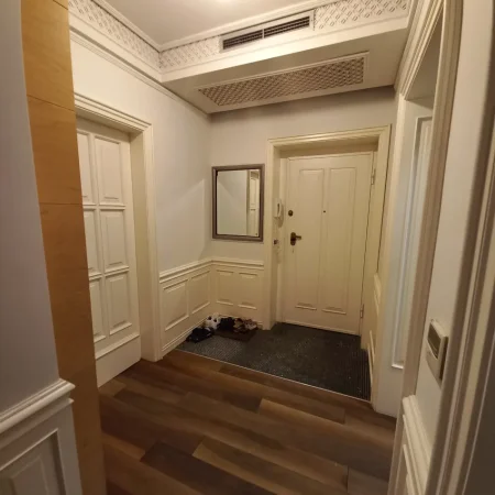 Tirane, jepet me qera apartament 1+1+Ballkon Kati 1, 700 € (Shkolla e Kuqe)