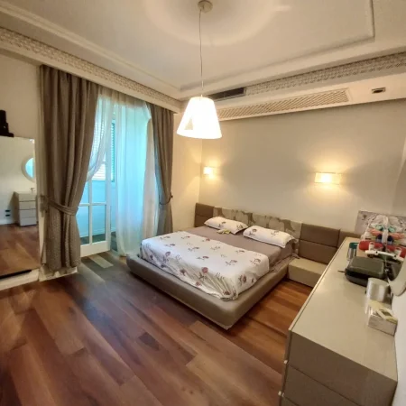 Tirane, jepet me qera apartament 1+1+Ballkon Kati 1, 700 € (Shkolla e Kuqe)