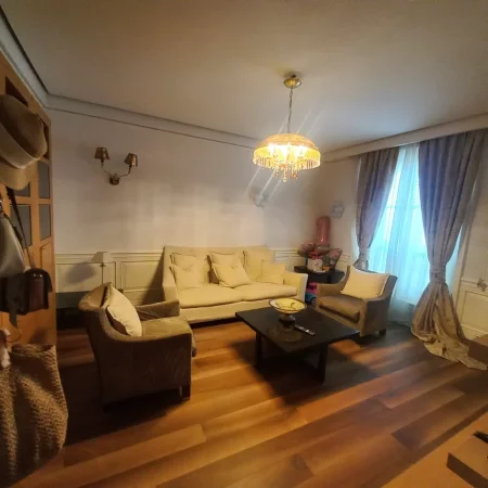 Tirane, jepet me qera apartament 1+1+Ballkon Kati 1, 700 € (Shkolla e Kuqe)