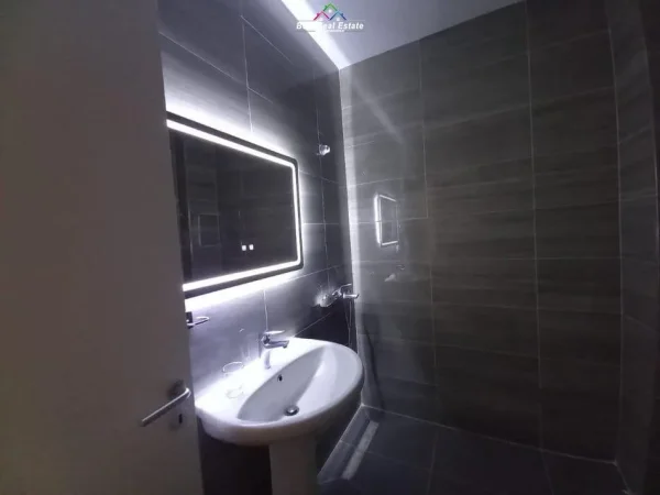 Tirane, jepet me qera apartament 1+1+Ballkon Kati 1, 65 m² 550 € (KODRA E DIELLIT)